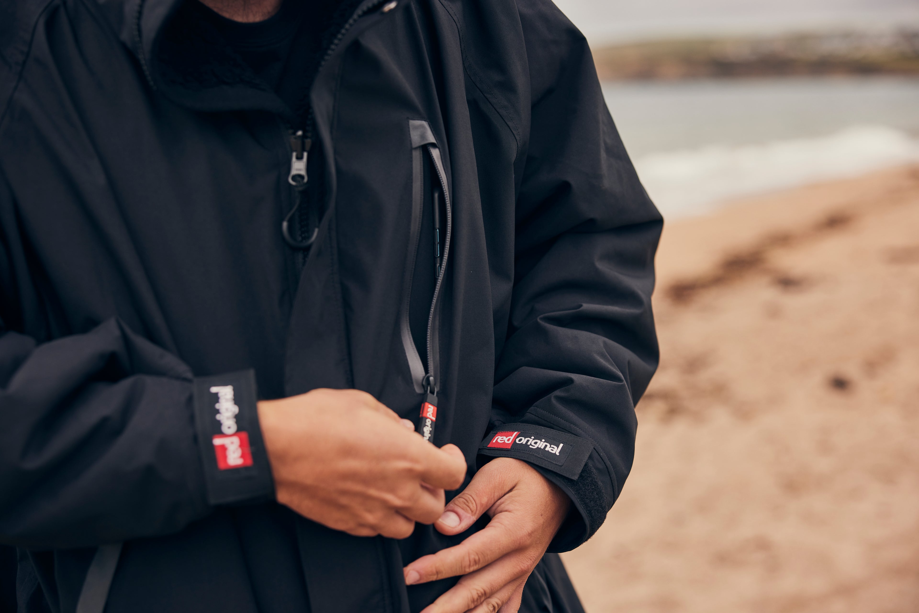 COPENHAGEN SURF SHOP RED PADDLE CO ORIGINAL PRO CHANGE ROBE EVO JAKKE (2023) STEALTH BLACK (SORT) LANGÆRMET OUTDOOR DRYROBE
